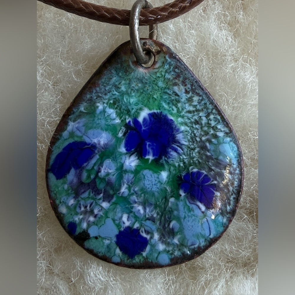 Vintage enameled copper small necklace that is reversible. Lovely - Picture 7 of 9